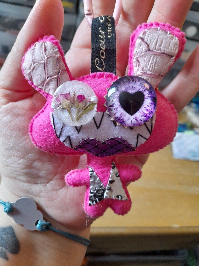 https://latelierdetheia.fr
Les magnifiques boutons en résines on était fabriquée par L'atelier de Theia.