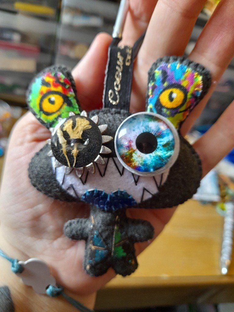 https://latelierdetheia.fr
Les magnifiques boutons en résines on était fabriquée par L'atelier de Theia.