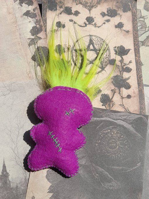 Vaudou "DOLMIRA" elle transforme la douleur en malédiction.