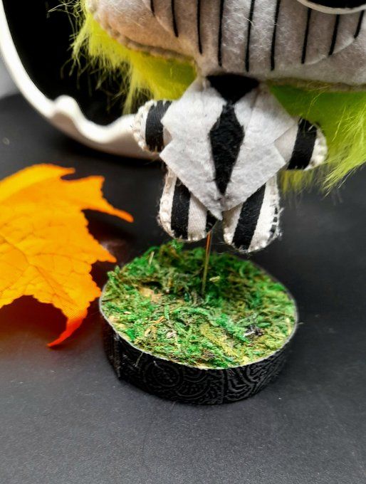 P'titTotem "Beetlejuice" sur son décor.