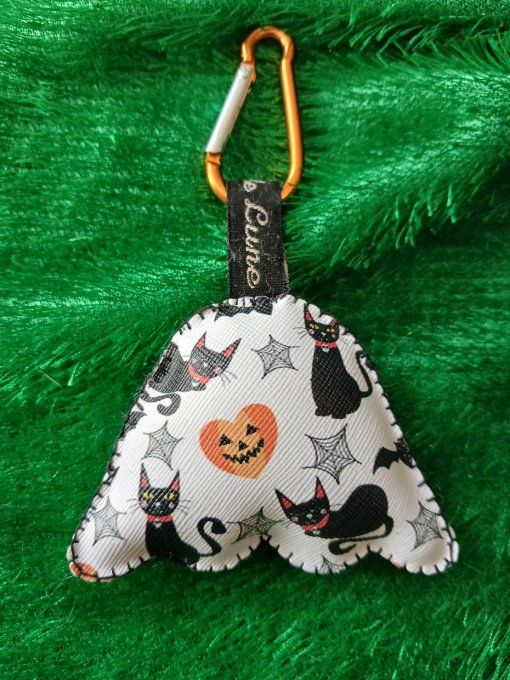 Porte-clef Fantôme et ses chats noirs.