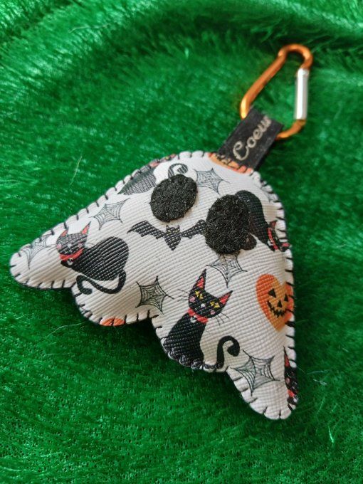 Porte-clef Fantôme et ses chats noirs.