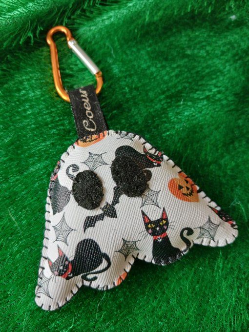 Porte-clef Fantôme et ses chats noirs.