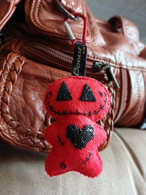 Porte-clef poupee halloween rouge et noir