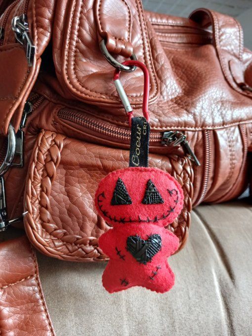Porte-clef poupee halloween rouge et noir