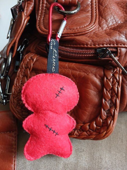 Porte-clef poupee halloween rouge et noir