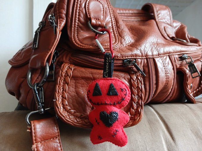 Porte-clef poupee halloween rouge et noir