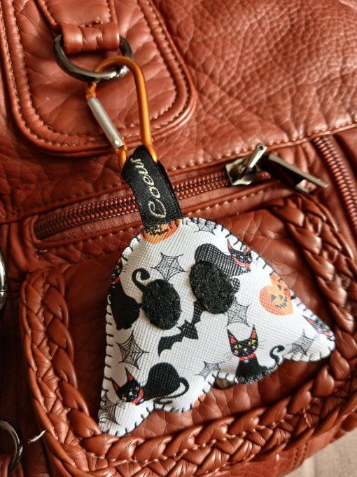 Porte-clef Fantôme et ses chats noirs.