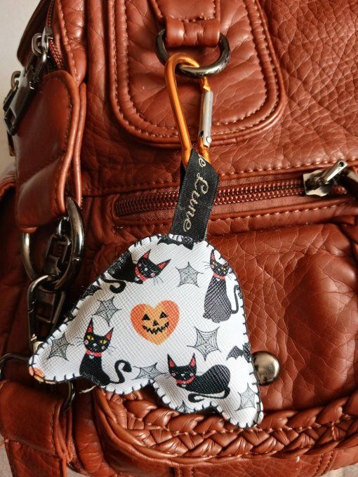 Porte-clef Fantôme et ses chats noirs.