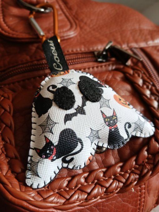 Porte-clef Fantôme et ses chats noirs.