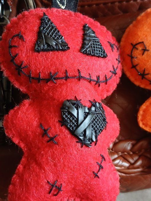 Porte-clef poupee halloween rouge et noir