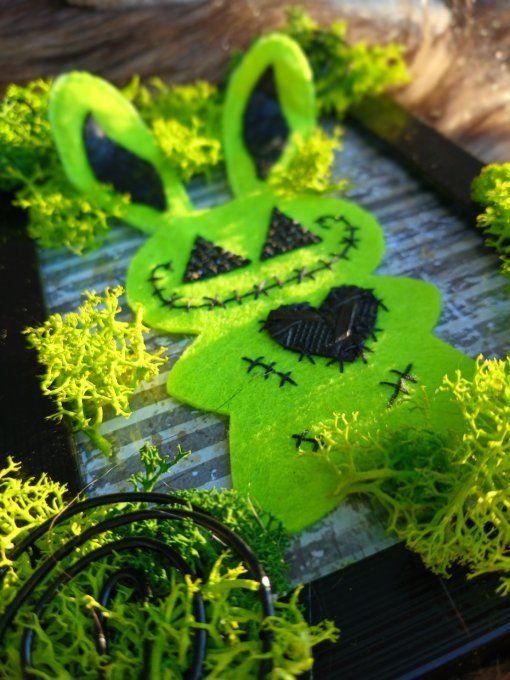 Cadre spooky "Le Lapin Vert" 