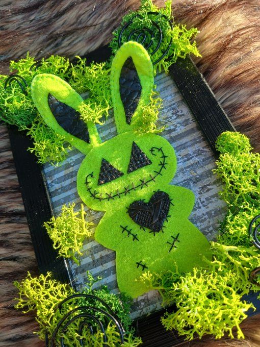 Cadre spooky "Le Lapin Vert" 
