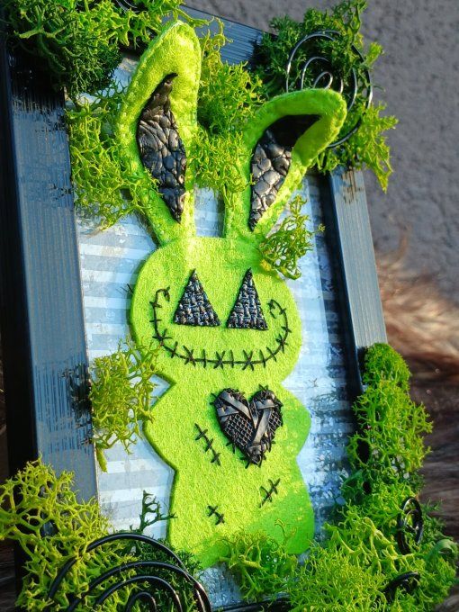 Cadre spooky "Le Lapin Vert" 