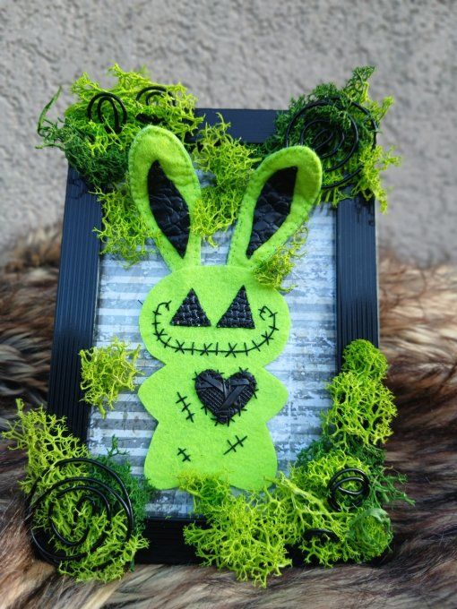 Cadre spooky "Le Lapin Vert" 