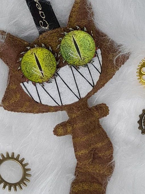 "Chat-monstre" marron tigré porte clef déco 
