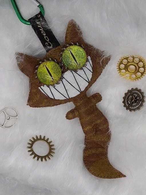 "Chat-monstre" marron tigré porte clef déco 