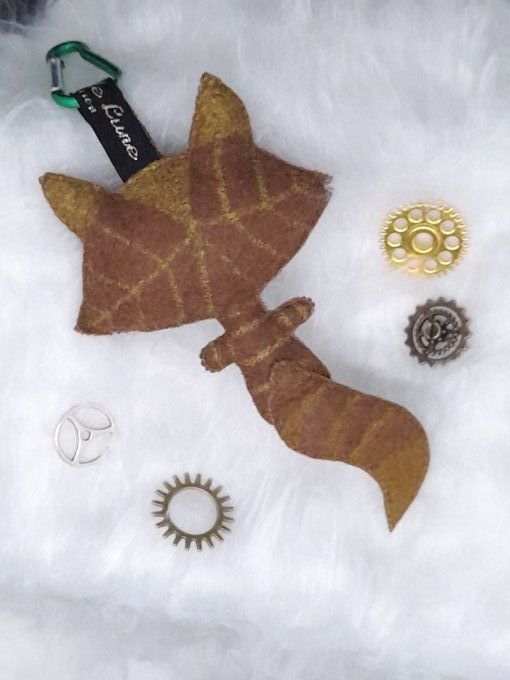 "Chat-monstre" marron tigré porte clef déco 