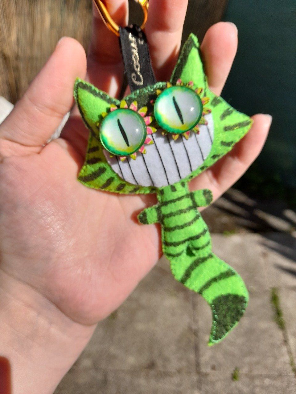 Porte-clef décoration Chat-monstre vert et noir yeux verts