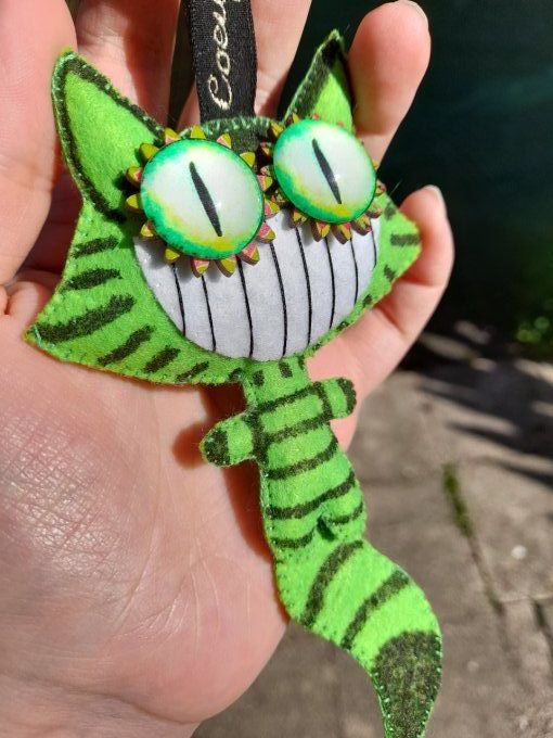 Porte-clef décoration Chat-monstre vert et noir yeux verts