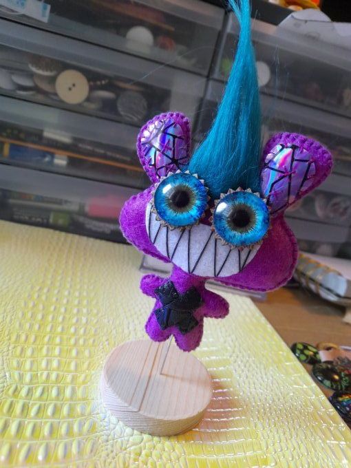P'tit TOTEM Punk n°1 Fushia. Avec socle.