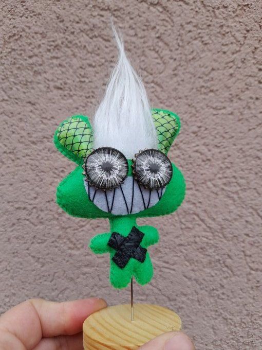 P'tit TOTEM Punk n°3 Vert .Avec socle.